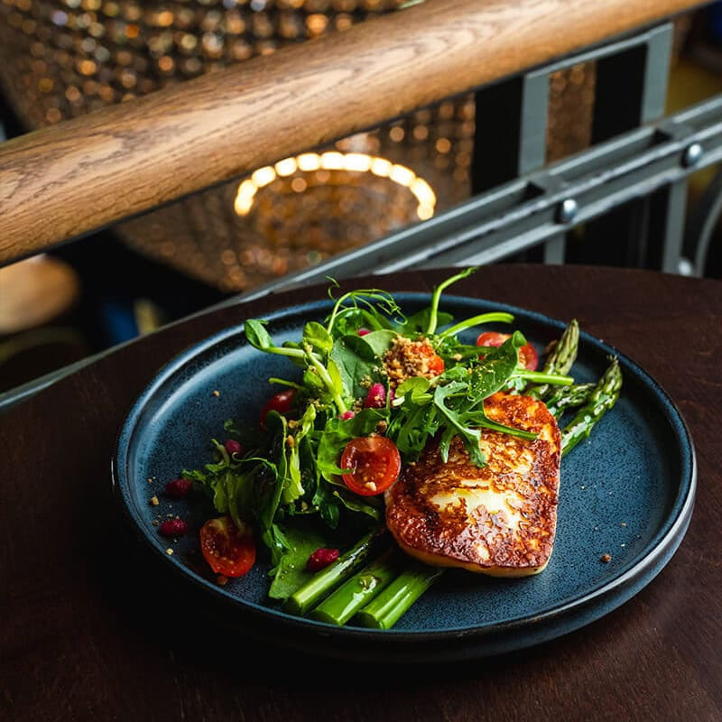 Sałatka z grillowanym halloumi i warzywami